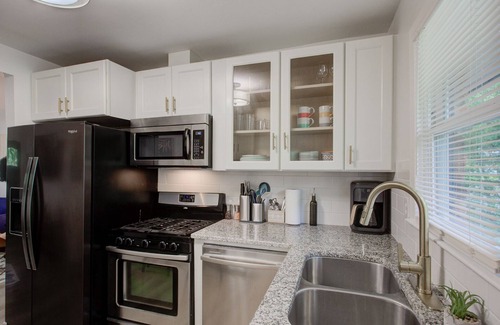 Hapeville Apartment | Haven in Hapeville near cutest Downtown area + Porsche Downtown ATL & Airport