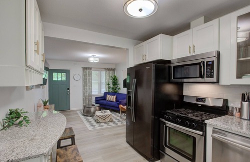 Hapeville Apartment | Haven in Hapeville near cutest Downtown area + Porsche Downtown ATL & Airport