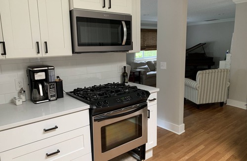 Lakewood House | Haven in the heart of Jacksonville - SLEEPS 9