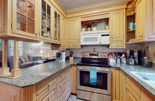 Shelton House | Haven near the water with kayaks, firepit, decks, amazing views - dog-friendly