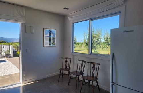 Hawkesbury Apartment | Hawkesbury Oaks Vineyard accommodation. Quiet apartment surrounded by vines.