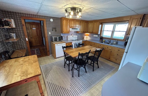 Cavendish House | Hawks Mountain Village Retreat - 10 minutes to Okemo!