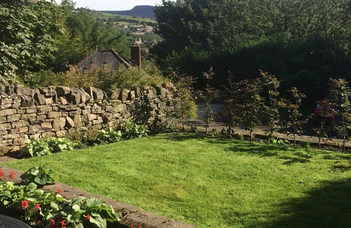 Dobcross Cottage | HAWKYARD'S COTTAGE, pet friendly, with a garden in Dobcross, Oldham