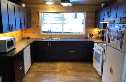 Whitney Cottage | Hay Lakehouse w/hot tub and amazing sunset views!