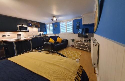 South Hayling Apartment | Hayling Hideaway, private cosy annex near to beach