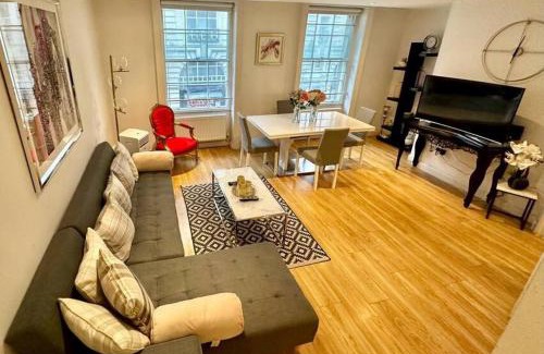 London City Centre Apartment | Haymarket 2: Large Central Apt!