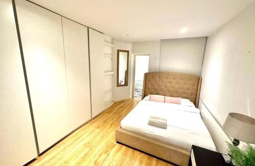 London City Centre Apartment | Haymarket 2: Large Central Apt!