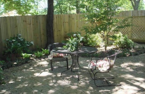 East of Broadway Cottage | Hayward Garden Cottage