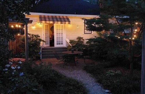 East of Broadway Cottage | Hayward Garden Cottage