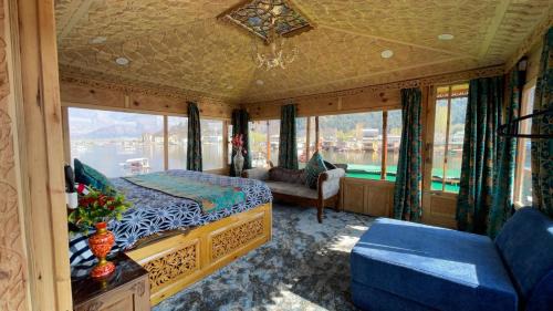 Dal Lake Boat Rental | HB Freedom group of Houseboats
