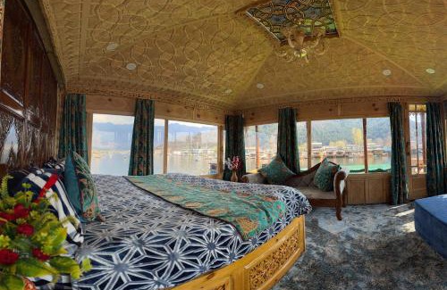 Dal Lake Boat Rental | HB Freedom group of Houseboats