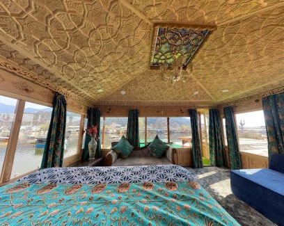 Dal Lake Boat Rental | HB Freedom group of Houseboats
