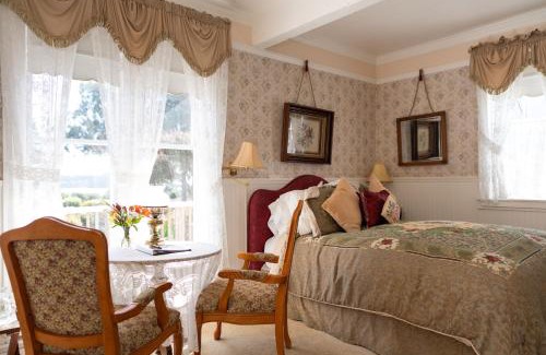 Mendocino Bed & Breakfast | Headlands Inn Bed and Breakfast