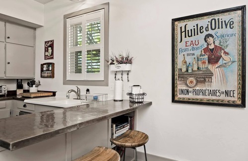 Healdsburg Cottage | Healdsburg Plaza Gem-Complimentary wine tasting at Croix included!