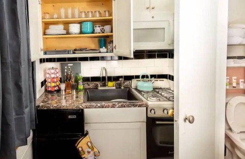 Albany Apartment | Heart of Albany - Skip from Work to Happy Hour