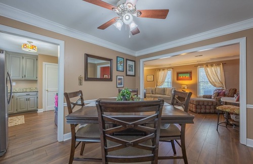 Athens House | Heart of Athens! Beautiful Townhouse, 15 Minute Walk to Stadium, Downtown.