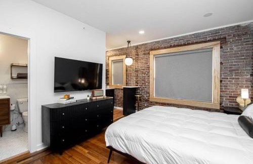 Hot Springs Apartment | Heart of Downtown, Walk to Bathhouses, Restaurants Room # 202