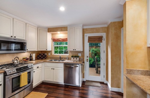 Healdsburg Cottage | Heart of Healdsburg | A Wine Country Escape