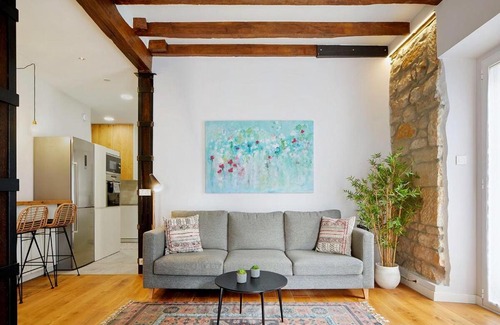 San Sebastian Centro Apartment | Heart of Midtown ⎮ 5 balconies⎮Walk Score 99