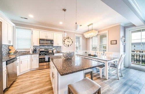 North End House | Heart of OCNJ! 5BR/4BA Beach Block Condo w/Elevator -Sleeps 16!