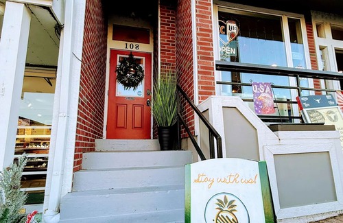 Parkville Apartment | Heart of Parkville Stay on Main+KingBed|Shop