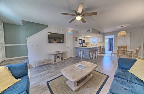 Panama City Beach House | Heart of PCB! 7 min Walk to Beach, Steps to Pool & Mini Golf!
