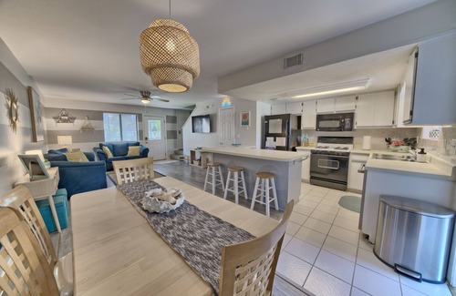 Panama City Beach House | Heart of PCB! 7 min Walk to Beach, Steps to Pool & Mini Golf!