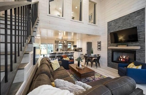 Pickens Cabin | Heart of the Pines - Pets, Hot Tub, Soaker Tub, 3 Masters, EV Charger