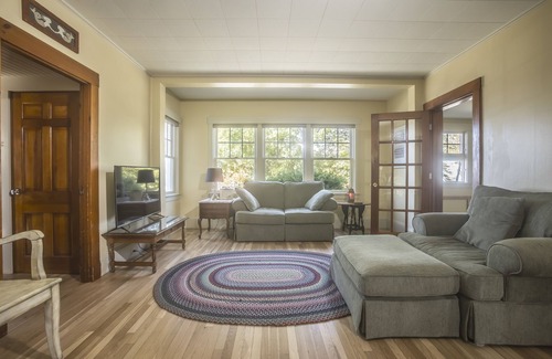 Woods Hole Hotel | Heart of the village of Woods Hole!