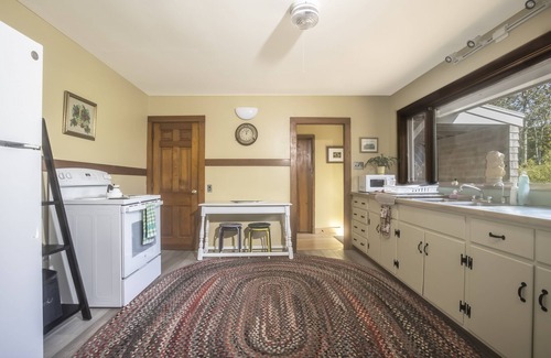 Woods Hole Hotel | Heart of the village of Woods Hole!