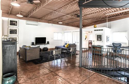 Santa Fe House | Heart of Vibrant Railyard-Downtown Loft with Radiant Heat and Deep Luxurious Soaking Tub