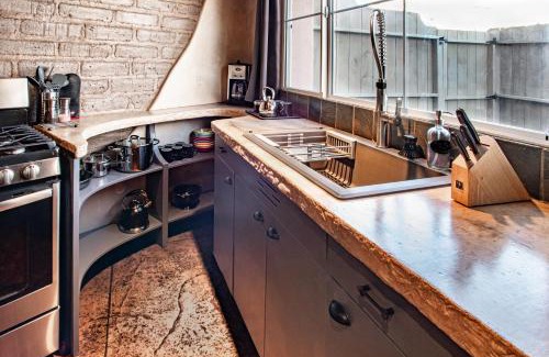 Santa Fe House | Heart of Vibrant Railyard-Downtown Loft with Radiant Heat and Deep Luxurious Soaking Tub