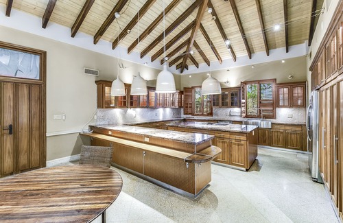 Coconut Grove House | Heart ofCoconut Grove across from Green streetsRestaurant inCamp Biscayne