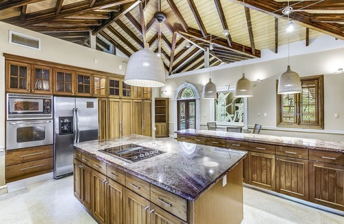 Coconut Grove House | Heart ofCoconut Grove across from Green streetsRestaurant inCamp Biscayne
