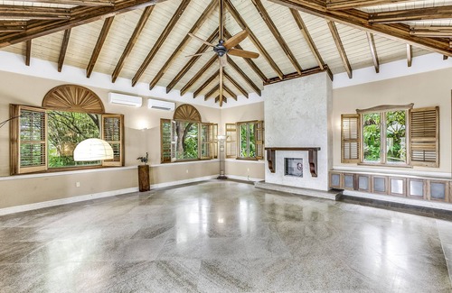 Coconut Grove House | Heart ofCoconut Grove across from Green streetsRestaurant inCamp Biscayne