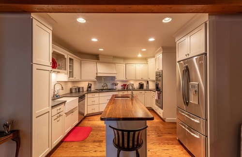 Blowing Rock House | Hearthstone- AppSki Mtn home with it all: hot tub, game room, fire pit, pets!