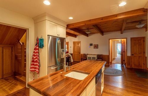Blowing Rock House | Hearthstone- AppSki Mtn home with it all: hot tub, game room, fire pit, pets!