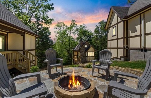 Eureka Springs Historic District Cottage | Hearthstone Hideaway at Tudor Suites