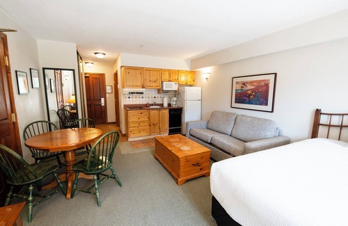 Sun Peaks Hotel | Hearthstone Lodge #309