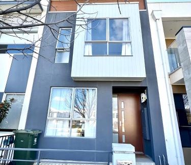 Lightsview Apartment | Heartwarming 3BR-Townhouse