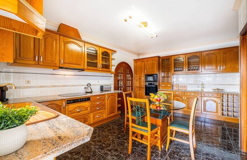 Albufeira Villa | Heatable Pool & BBQ Villa Near Albufeira Center