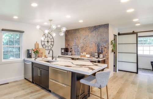 Gladstone House | Heated Garage, Walk to Waterfront: Michigan Escape