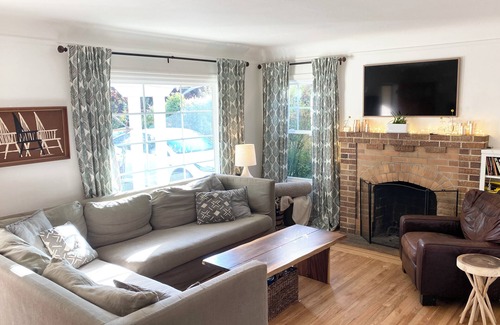 Petaluma House | Heated Pool and hot tub! Charming Home walking distance to downtown Petaluma.
