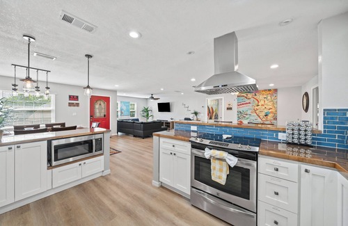 Holiday Cove House | Heated Pool, BBQ Grill, & Tiki Bar near USSSA and Cruise Port Canaveral