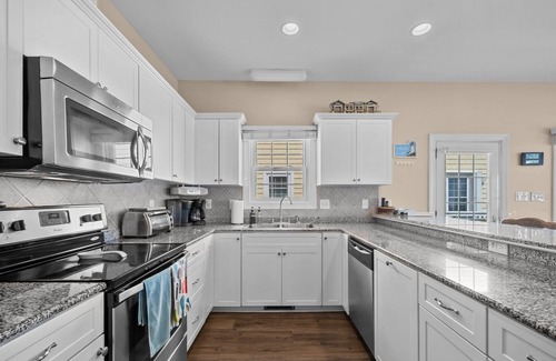 McCutcheon Field House | Heated Pool/Beachfront/Private hot tub/Elevator/Linens Included