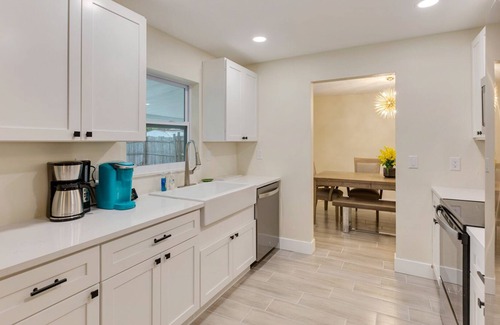 Walsingham House | Heated Pool Casa with Hot Tub Sleeps 12 10 min To Beach