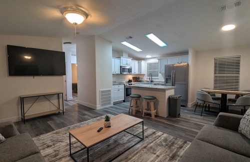 Fort Myers Beach House | |Heated Pool |Hot Tub |Pickleball |3.5mi to Beach!