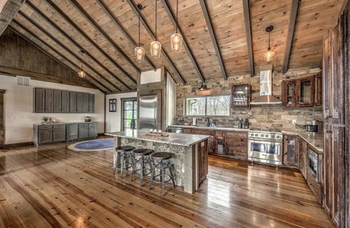 Cherry Log Cabin | Heated pool & hot tub at huge mountain retreatnn