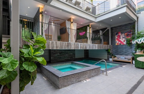 Central Business District Condo | Heated Pool, Hot Tubs, & Style Near French Qtr - Great for Families & Groups
