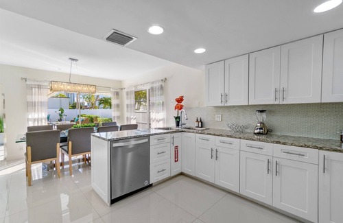 Singer Island House | Heated Pool/Htub & Pool Cabana w/TV Walk to Beach!